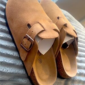 Ariaz crocs 
Suede , very comfortable